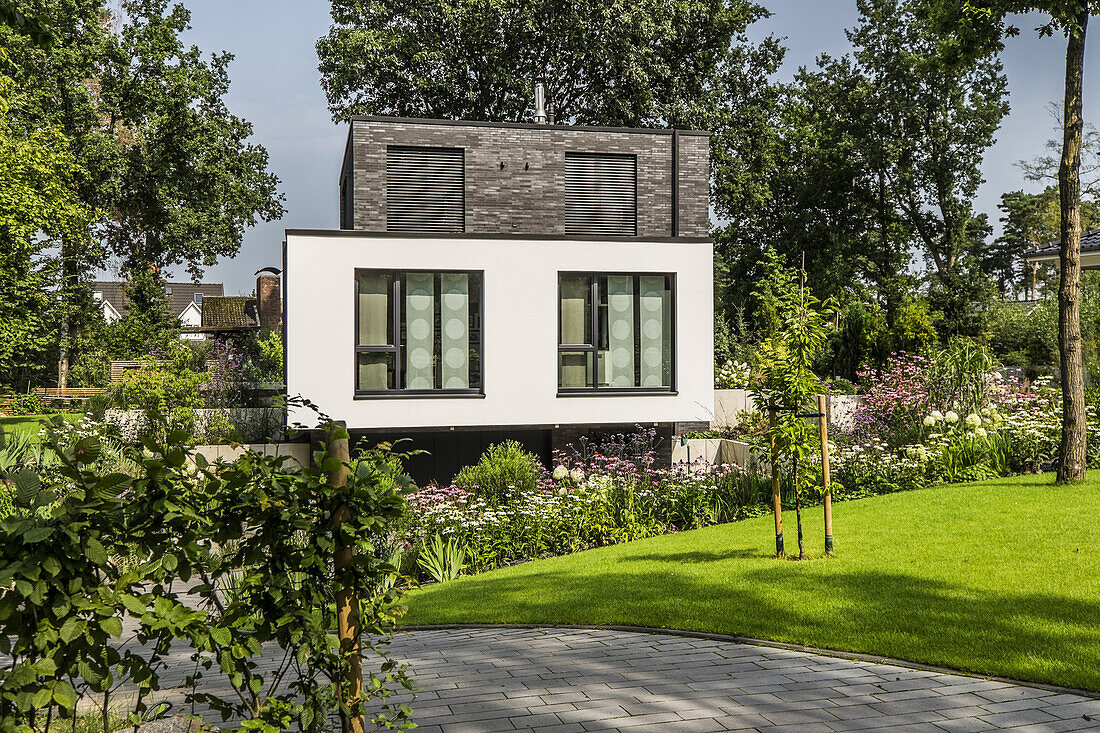 modernes Wohnhaus in Buchholz, Niedersachsen, Norddeutschland, Deutschland