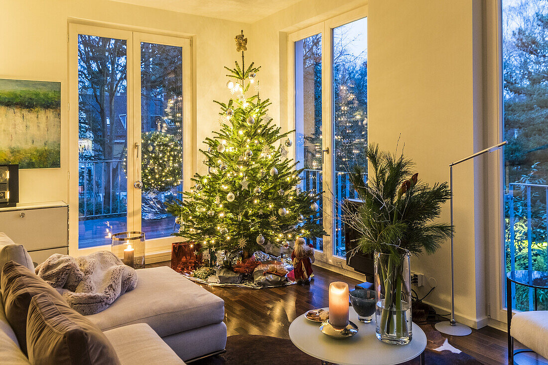 Weihnachtsbaum mit Geschenken in einer modernen Wohnung in Hamburg, Nord Deutschland, Deutschland