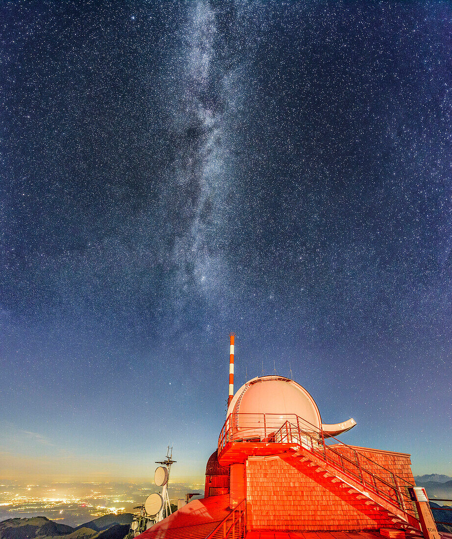 Sternenhimmel mit Milchstraße über Sternwarte, Wendelstein, Mangfallgebirge, Bayerische Alpen, Oberbayern, Bayern, Deutschland