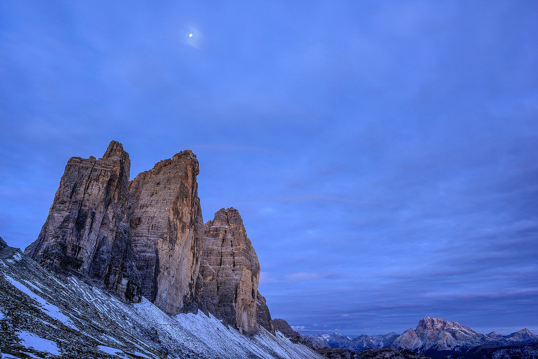 Drei Zinnen in der Blauen Stunde, Drei Zinnen, Dolomiten, UNESCO Weltnaturerbe Dolomiten, Südtirol, Italien