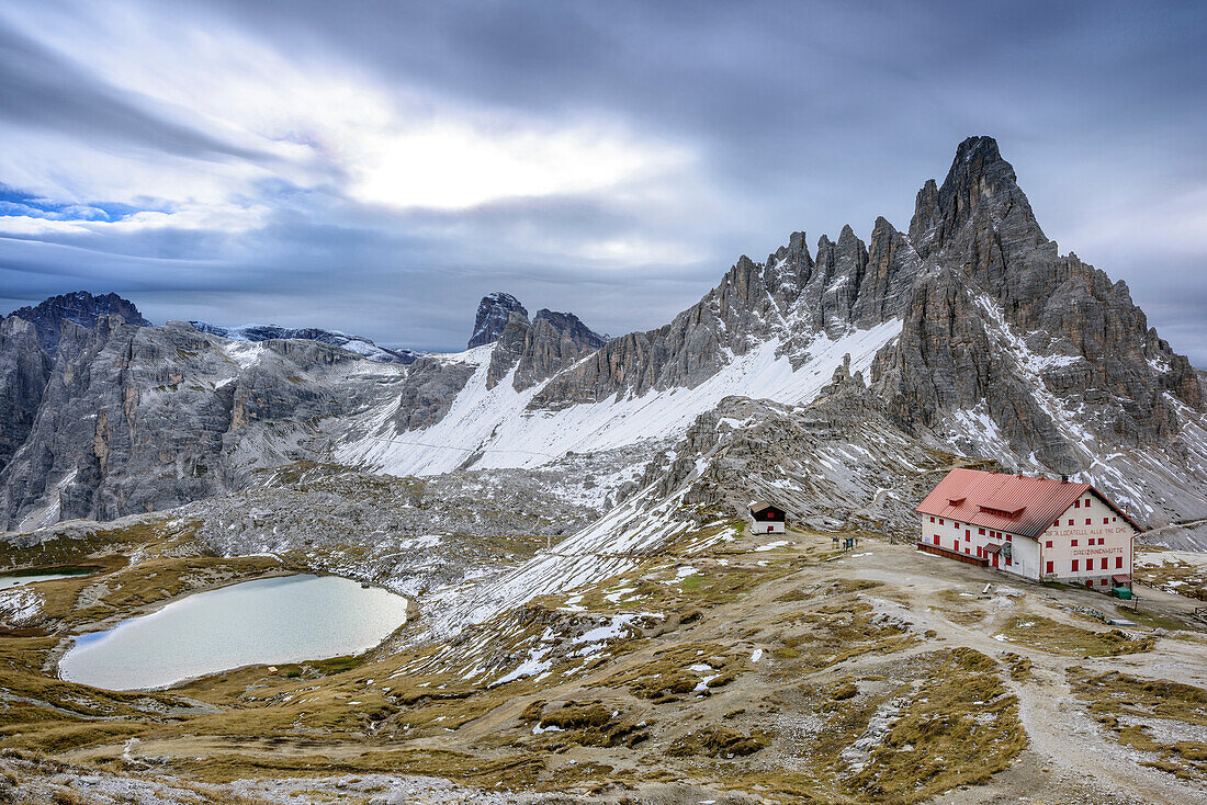 Lake Boedenseen, hut Rifugio Locatelli and Paternkofel, Dolomites, UNESCO World Heritage Dolomites, South Tyrol, Italy