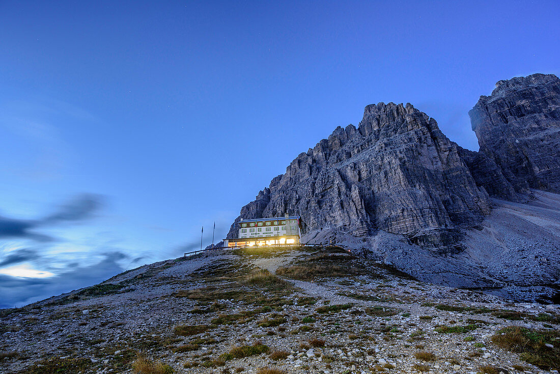 Beleuchtetes Rifugio Auronzo mit Drei Zinnen (westliche und Große Zinne), Rifugio Auronzo, Dolomiten, UNESCO Weltnaturerbe Dolomiten, Südtirol, Italien
