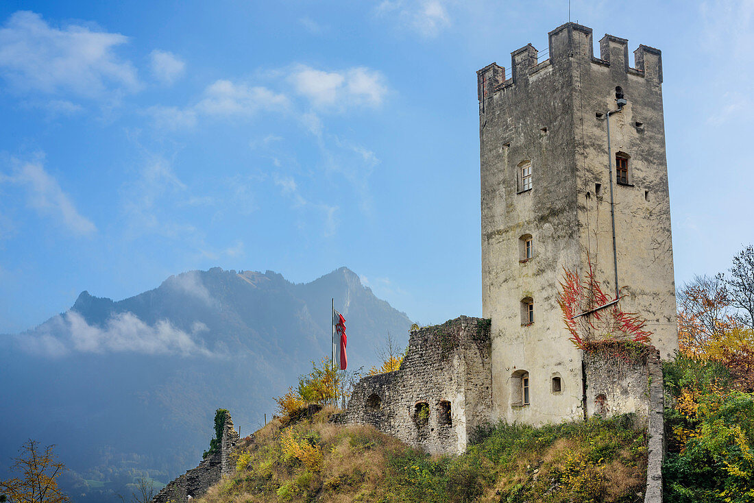 Turm der Burg Falkenstein mit Heuberg im Hintergrund, Falkenstein, Mangfallgebirge, Bayerische Alpen, Oberbayern, Bayern, Deutschland
