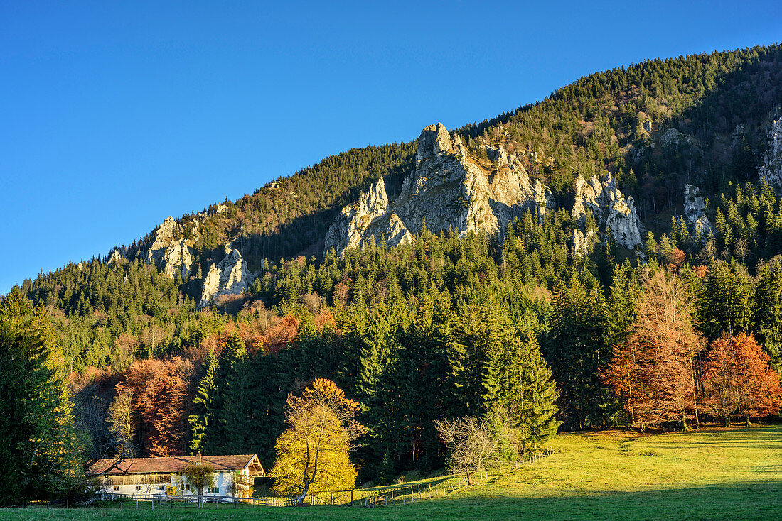 Alpine hut beneath rock spires, Samerberg, Chiemgau, Chiemgau Alps, Upper Bavaria, Bavaria, Germany