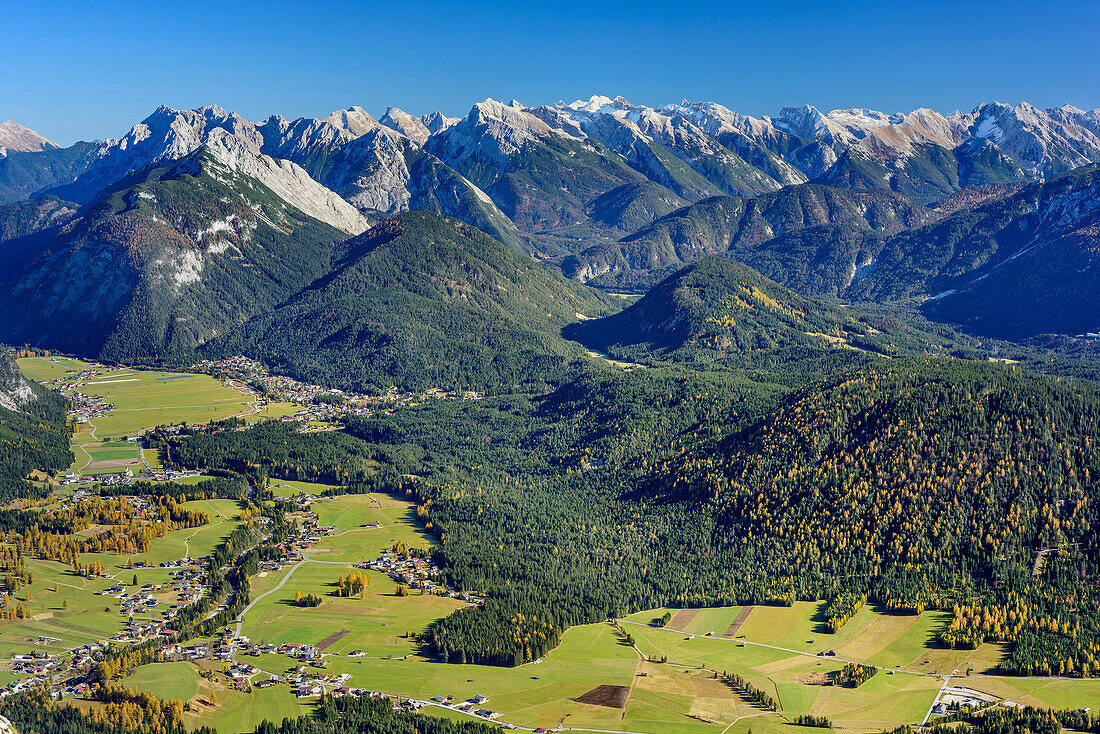 Blick auf Seefelder Becken und Karwendel, Blick von Hohe Munde, Hohe Munde, Mieminger Berge, Tirol, Österreich