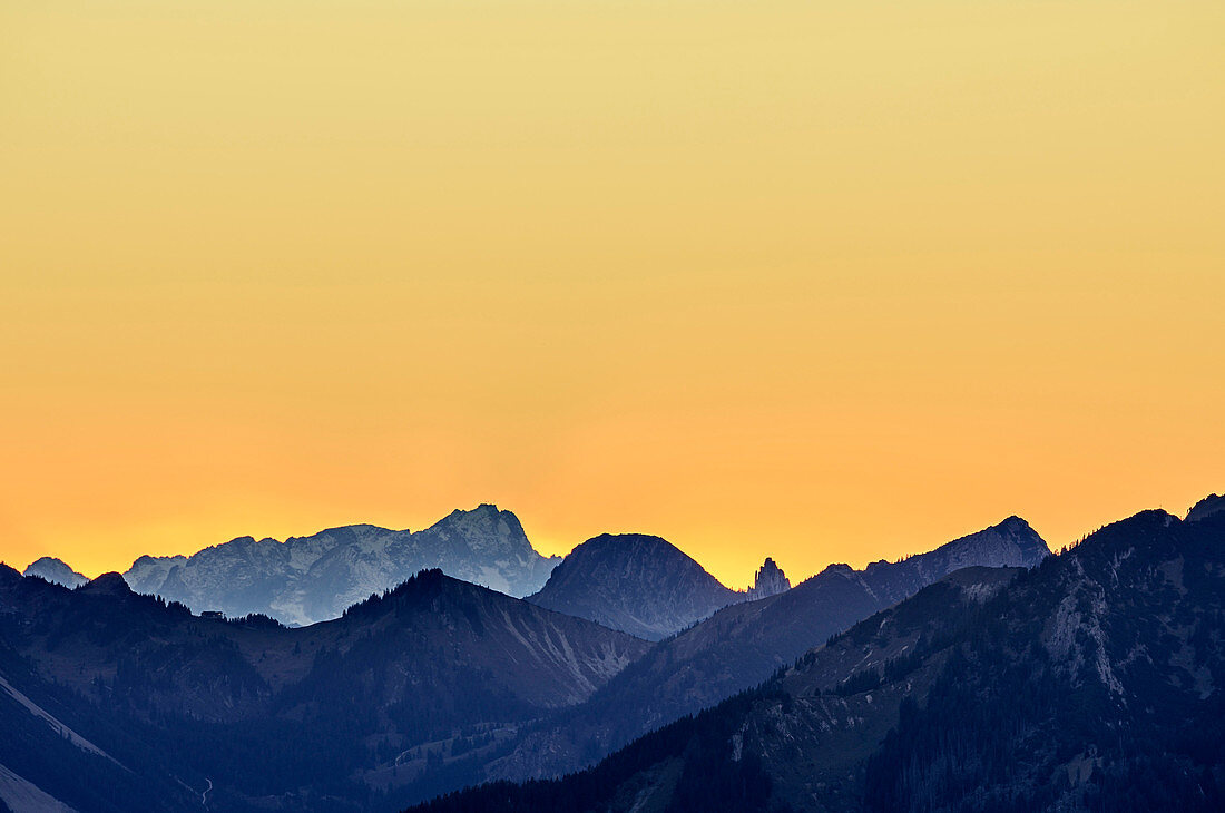 Zugspitze, Risserkogel and Plankenstein at twilight, view from Hochries, Hochries, Chiemgau, Chiemgau Alps, Upper Bavaria, Bavaria, Germany
