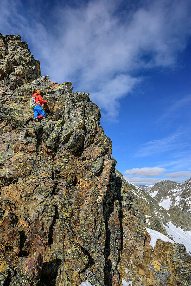 Frau steigt über Klettersteig zum Glödis auf, Glödis, Schobergruppe, Hohe Tauern, Nationalpark Hohe Tauern, Osttirol, Tirol, Österreich