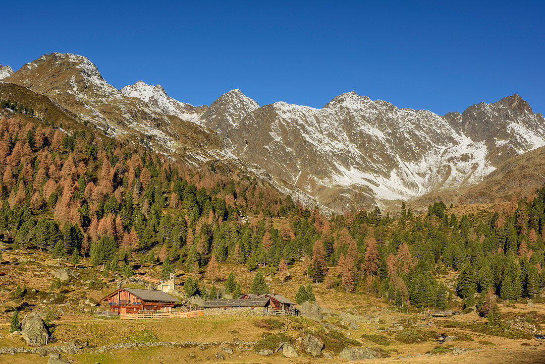 Almhütten mit Mirmitzschneid, Hochschober, Kleinschober, Debantgrat und Ralfkopf im Hintergrund, Debanttal, Schobergruppe, Hohe Tauern, Nationalpark Hohe Tauern, Osttirol, Tirol, Österreich