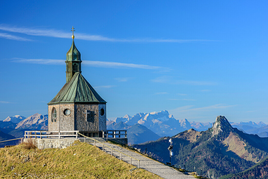 Kapelle am Wallberg mit Zugspitze, Ross- und Buchstein im Hintergrund, Wallberg, Bayerische Alpen, Oberbayern, Bayern, Deutschland