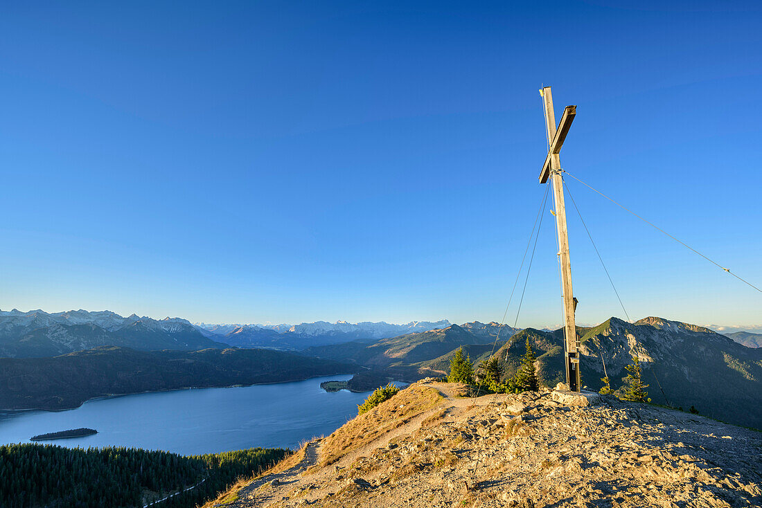 Gipfel des Jochberg mit Blick auf Walchensee, Karwendel, Wetterstein, Herzogstand und Heimgarten, Jochberg, Bayerische Alpen, Oberbayern, Bayern, Deutschland