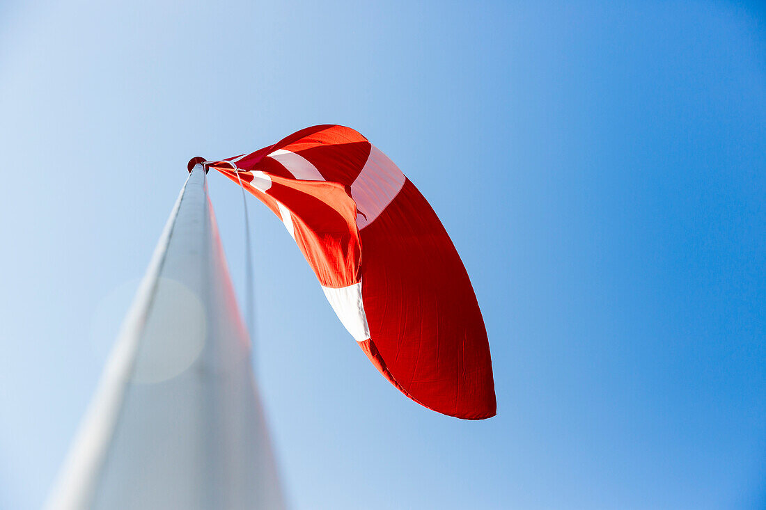 dänische Flagge, Fahne weht im Wind, Fahnenstange, dänische Ostseeinsel, Ostsee, Insel Bornholm, bei Gudhjem, Dänemark, Europa