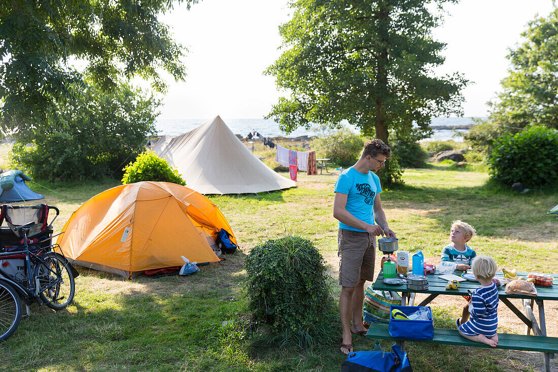 Familie beim Frühstück auf dem Zeltplatz in Hullehavn Camping, Campingplatz, Urlaub, Sommer, dänische Ostseeinsel, Ostsee, Insel MR, Bornholm, Svaneke, Dänemark, Europa