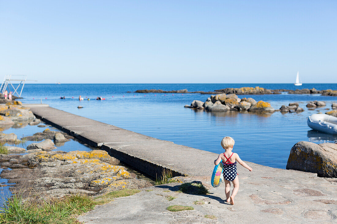 Mädchen mit Schwimmring am Strand bei Hullehavn Camping, Sommer, dänische Ostseeinsel, Ostsee, MR, Insel Bornholm, Svaneke, Dänemark, Europa
