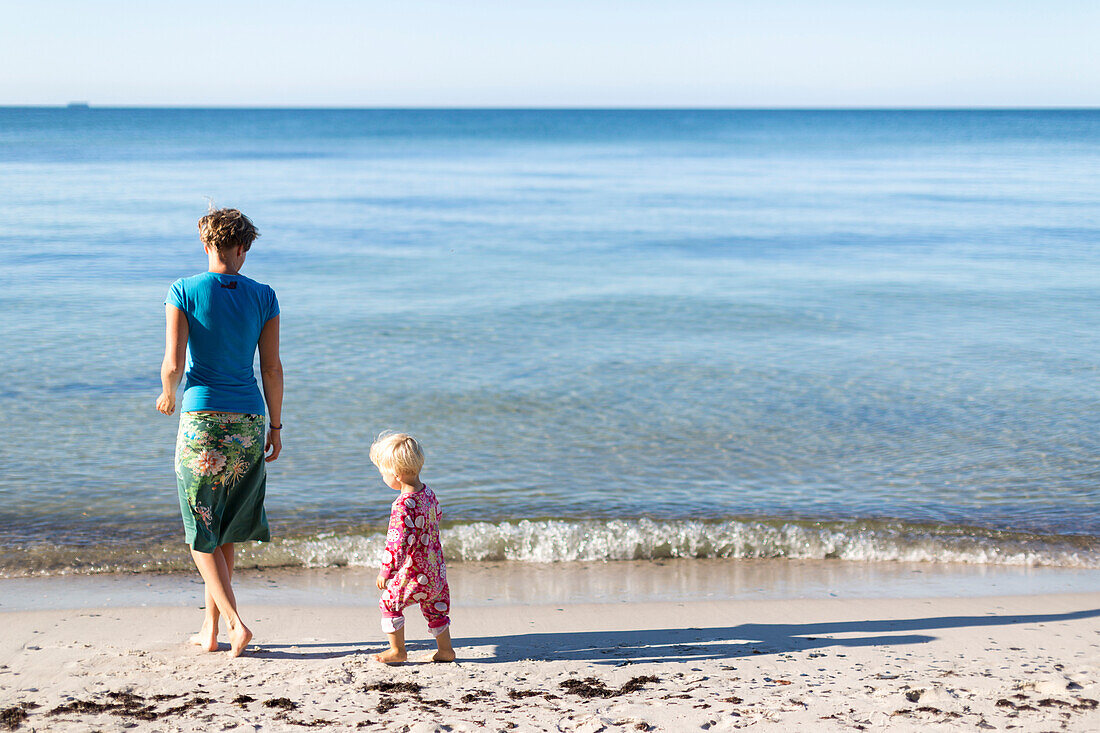 Mother and daughter on the beach, dream beach between Strandmarken und Dueodde, sandy beach, summer, Baltic sea, Bornholm, Strandmarken, Denmark, Europe, MR