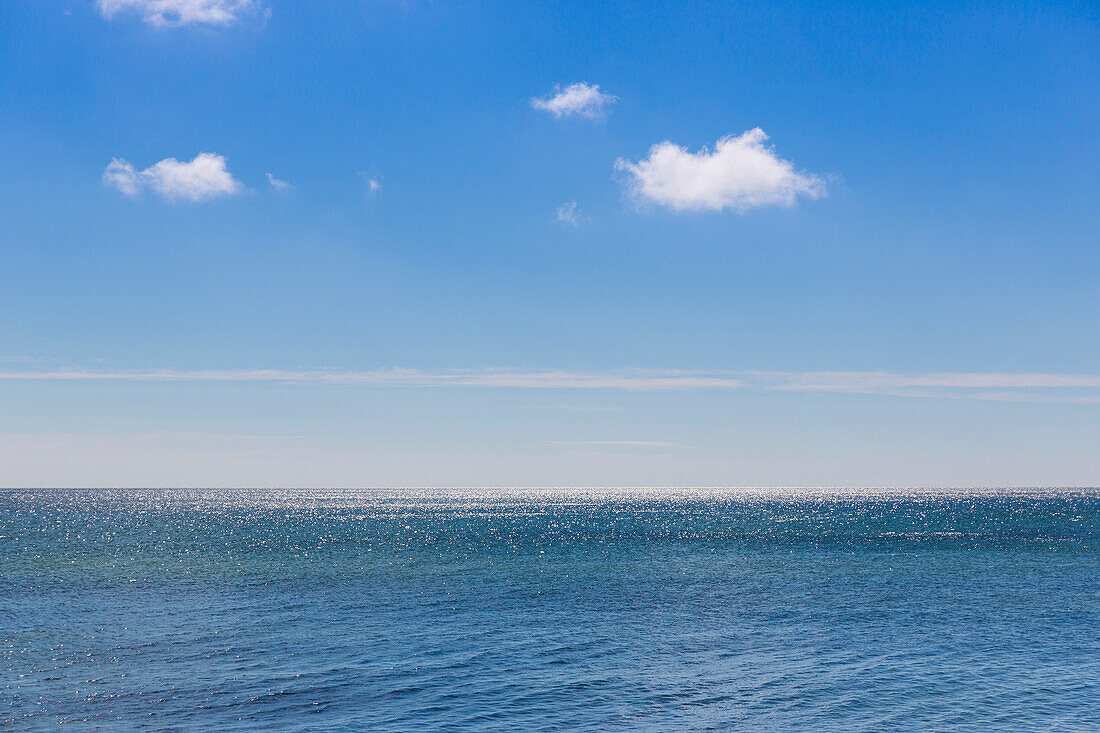 Blick auf das Wasser, glitzern, Traumstrand zwischen Strandmarken und Dueodde, dänische Ostseeinsel, Ostsee, Insel Bornholm, Strandmarken, Dänemark, Europa