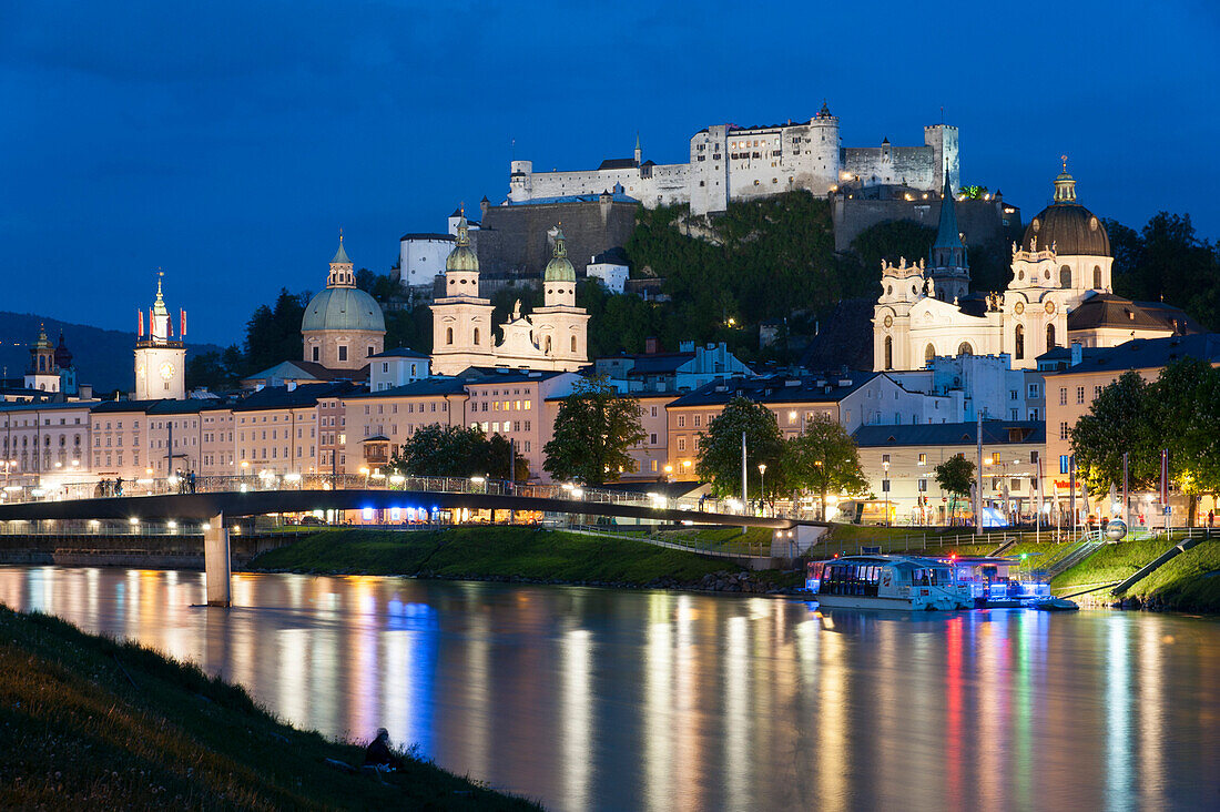 Blick über die Salzach auf Altstadt und Festung Hohensalzburg bei Dämmerung, das historische Zentrum der Stadt Salzburg, UNESCO Welterbestätte, Österreich