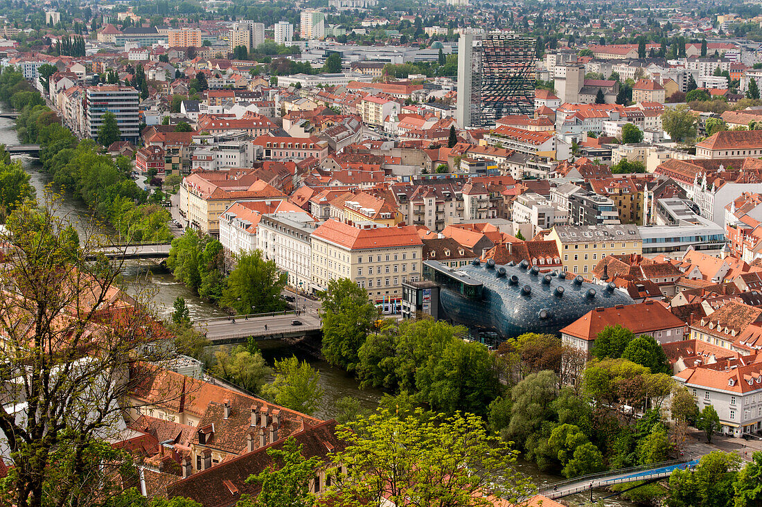 Blick vom Schlossberg auf die Altstadt mit Kunsthaus, Blick vom Schlossberg auf die Altstadt, UNESCO Welterbestätte Stadt Graz – Historisches Zentrum, Steiermark, Österreich