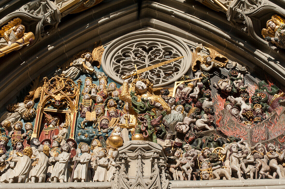 gotischer Figurenschmuck am Münster-Portal, UNESCO Welterbestätte Altstadt von Bern, Kanton Bern, Schweiz