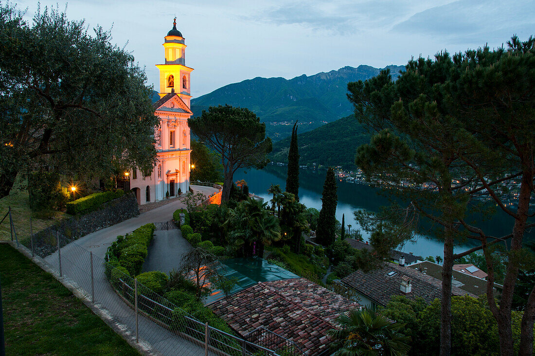 Vico Morcote mit Kirche bei Dämmerung, Luganer See, Lago di Lugano, UNESCO Welterbestätte Monte San Giorgio, Tessin, Schweiz