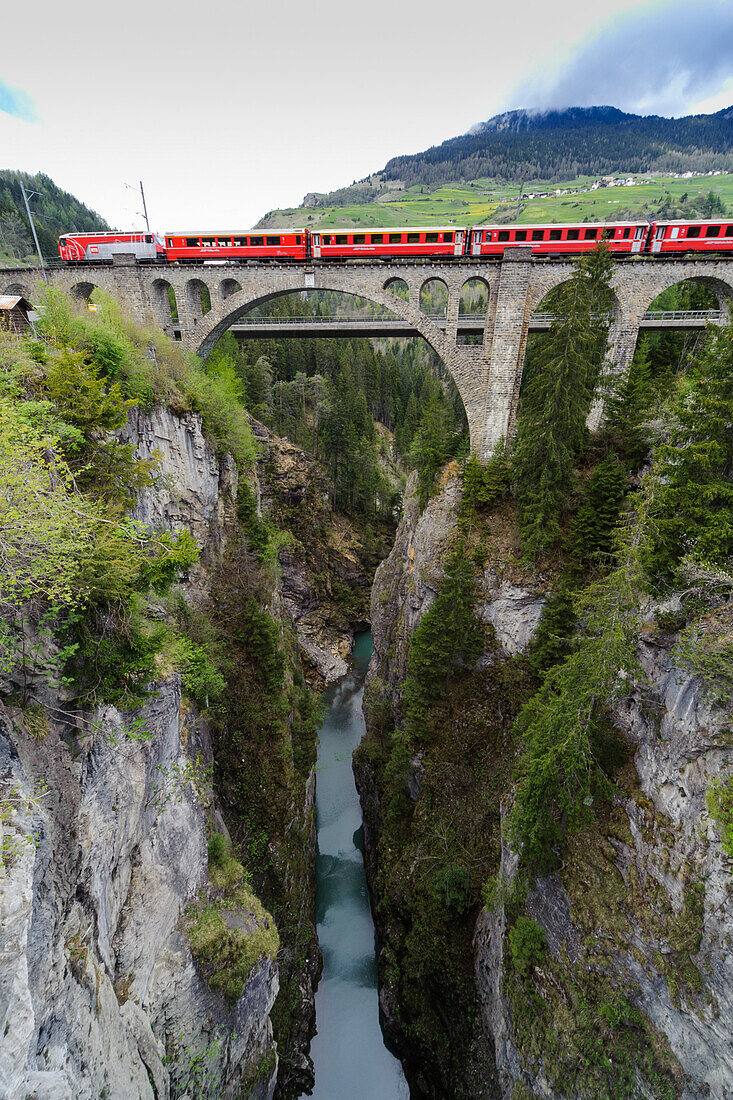 Solisviadukt, UNESCO Welterbestätte Rhätische Bahn in der Landschaft Albula, Kanton Graubünden, Schweiz