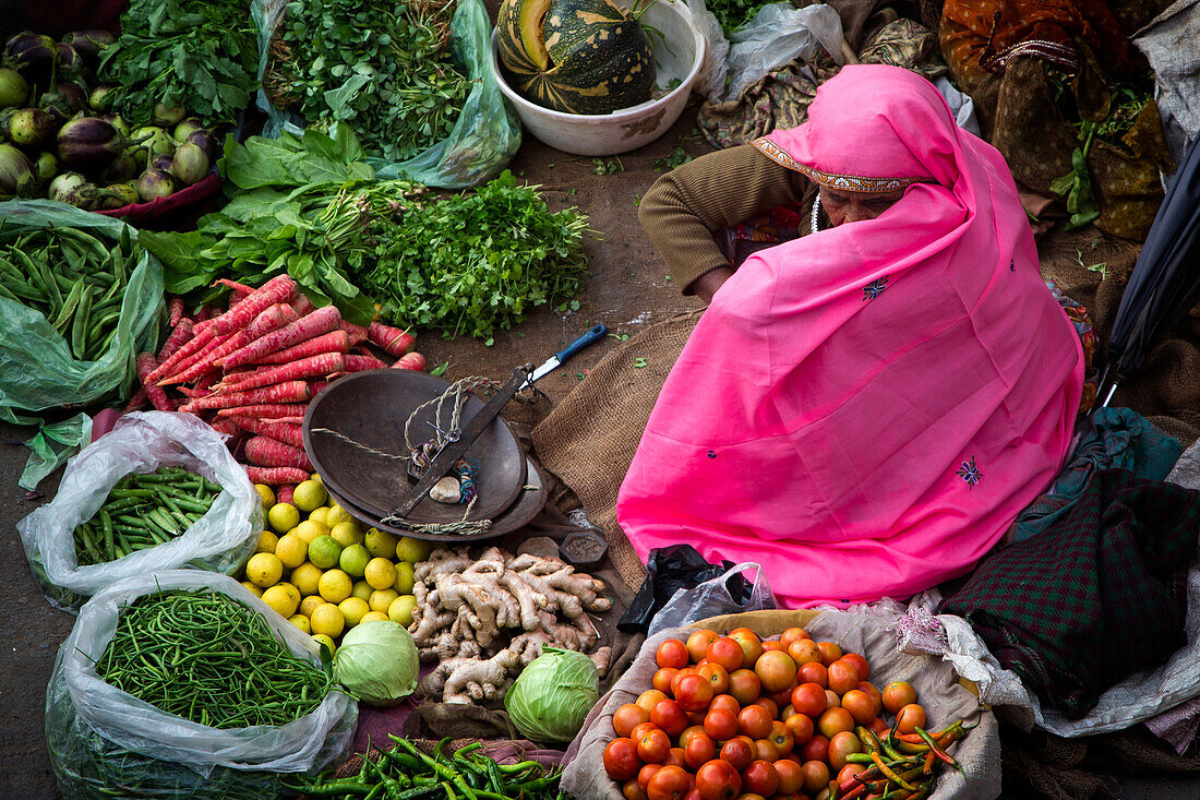 Gemüsehändlerin sitzt auf der Straße, Pushkar, Rajasthan, Indien