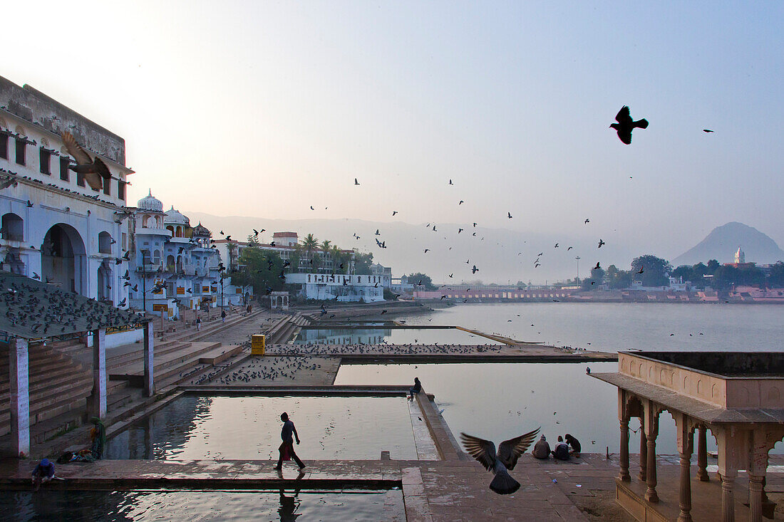 Ghats oder Badebecken am Pushkarsee, Pushkar, Rajasthan, Indien