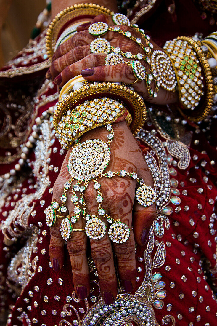 Die reich geschmückten Hände einer Teilnehmerin des jährlichen Ms. Moomal Wettbewerbs beim Jaisalmer Wüstenfestival, Jaisalmer, Rajasthan, Indien