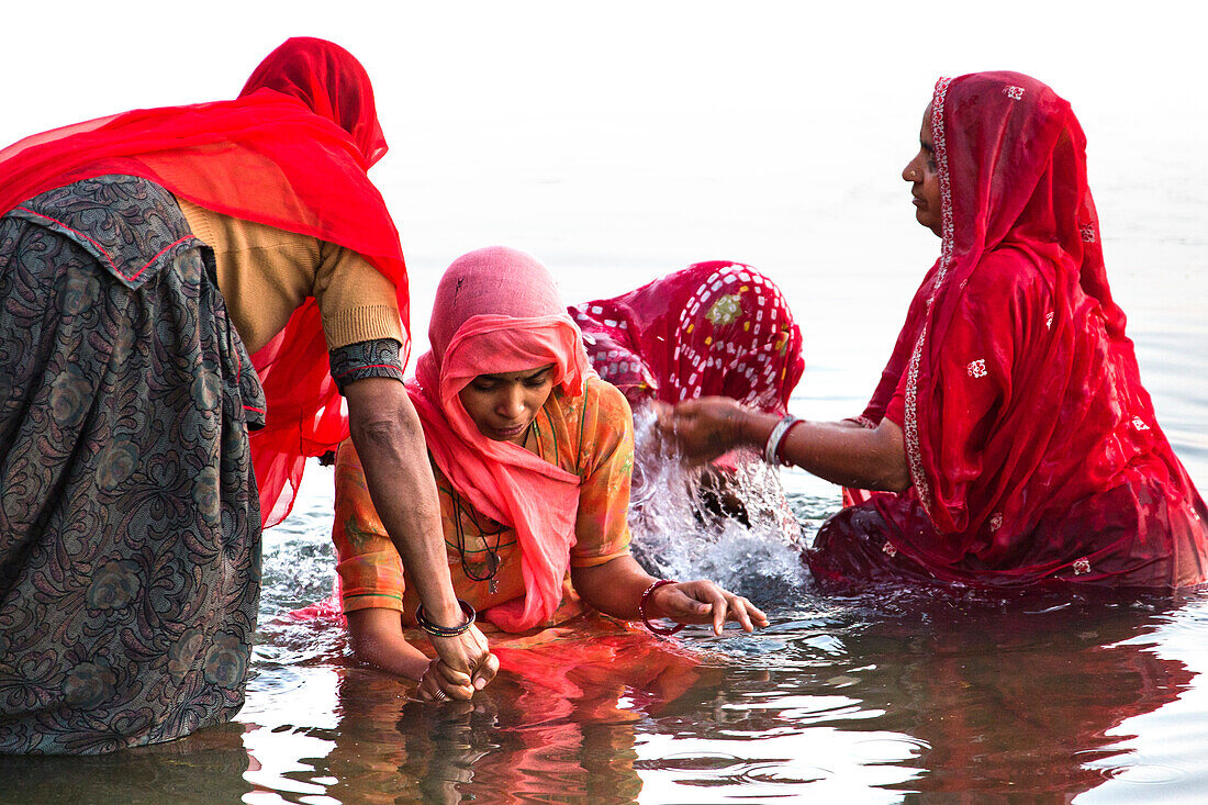 Frauen beim rituellen Bad am Pichhola See, Udaipur, Indien