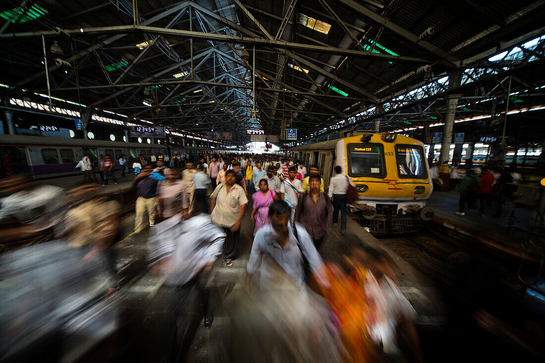 Bahnsteig vom Chhatrapati Shivaji Terminus, Mumbai, Maharashtra, Indien