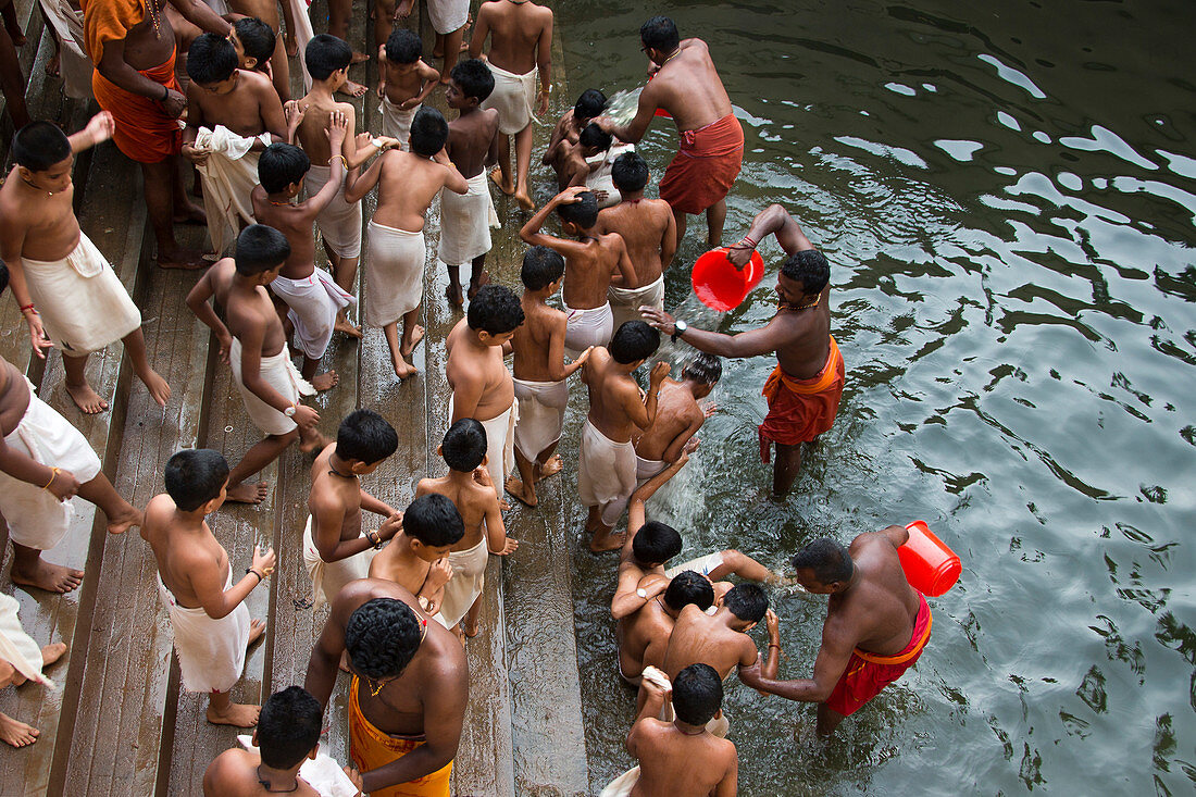 Buben bei einem rituellen Bad, Thiruvananthapuram, Kerala, Indien