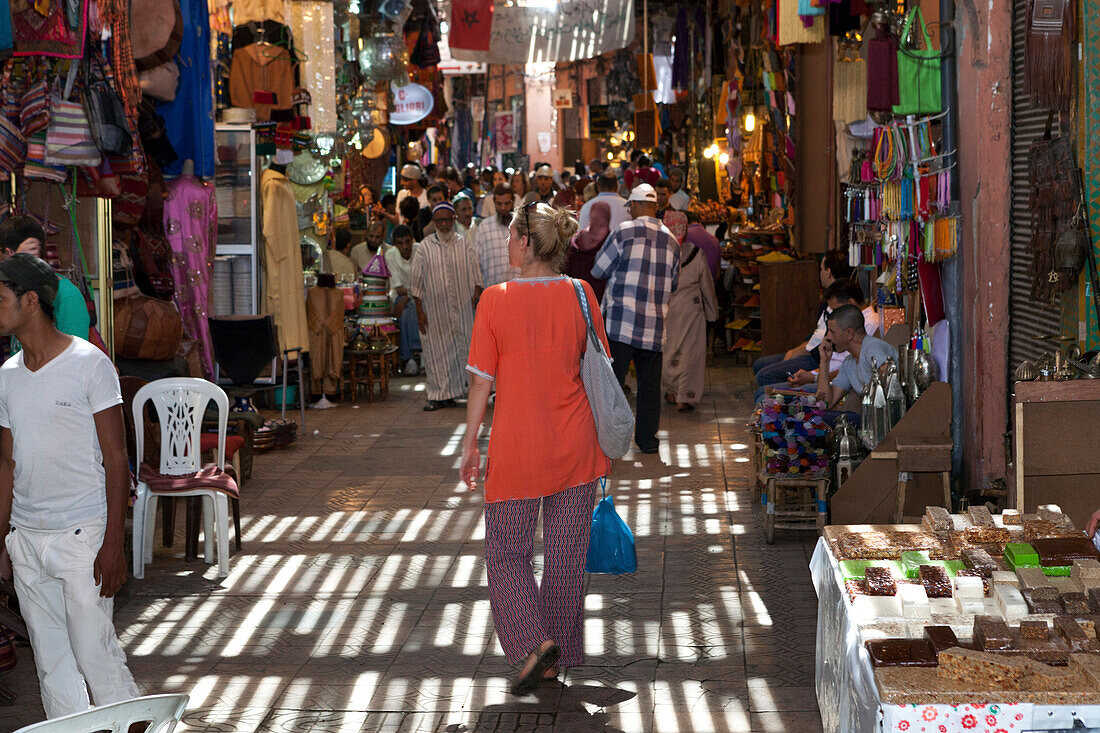 Frau in den Souks, Marrakesch, Marokko
