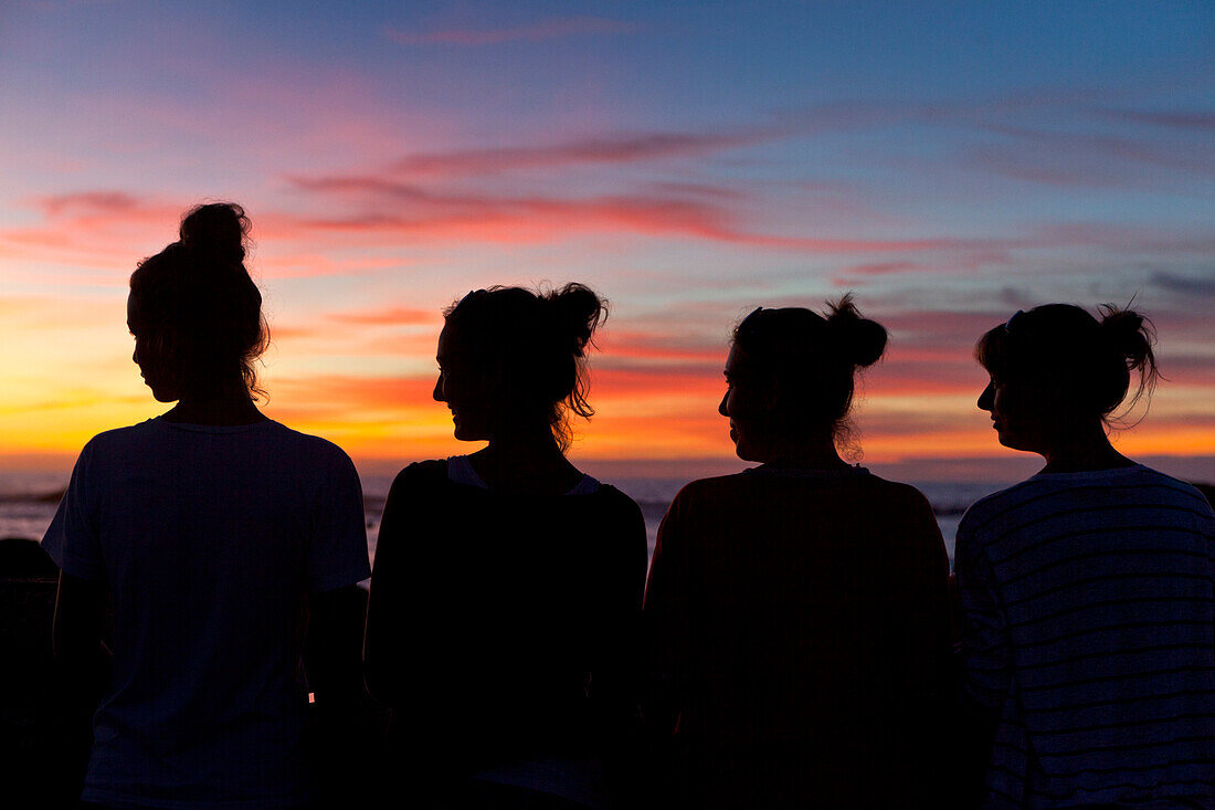 Frauen genießen den Sonnenuntergang, Essaouira, Marokko