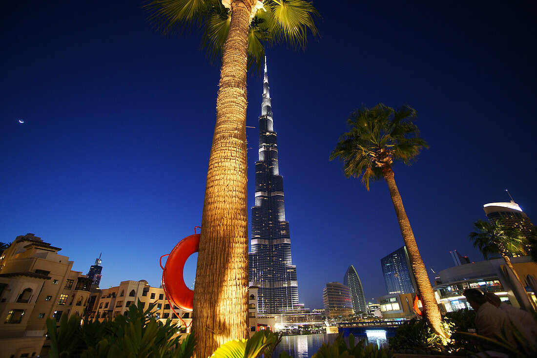 Burj Khalifa hinter Palmen, Dubai Mall, Downtown, Dubai, Vereinigte Arabische Emirate, VAE