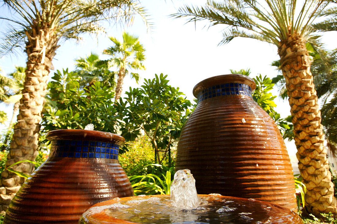Historische Gefäße, Springbrunnen, Palmen, Dubai, Vereinigte Arabische Emirate, VAE