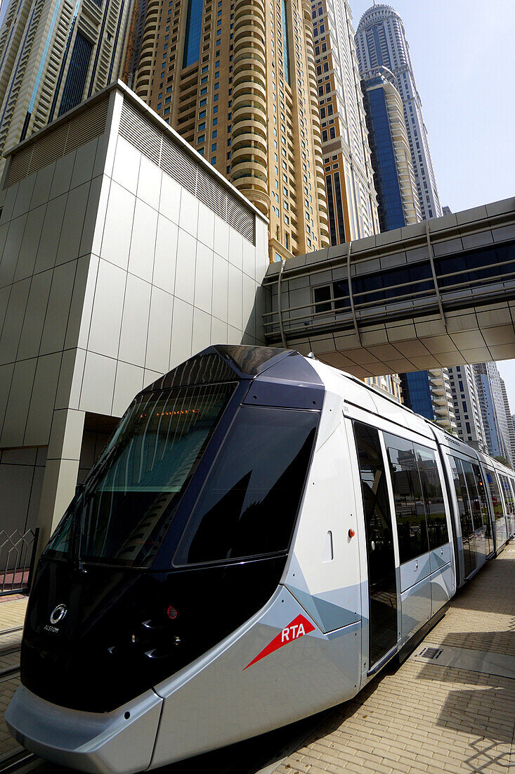 Tram, Straßenbahn in der Dubai Marina, Dubai, Vereinigte Arabische Emirate, VAE