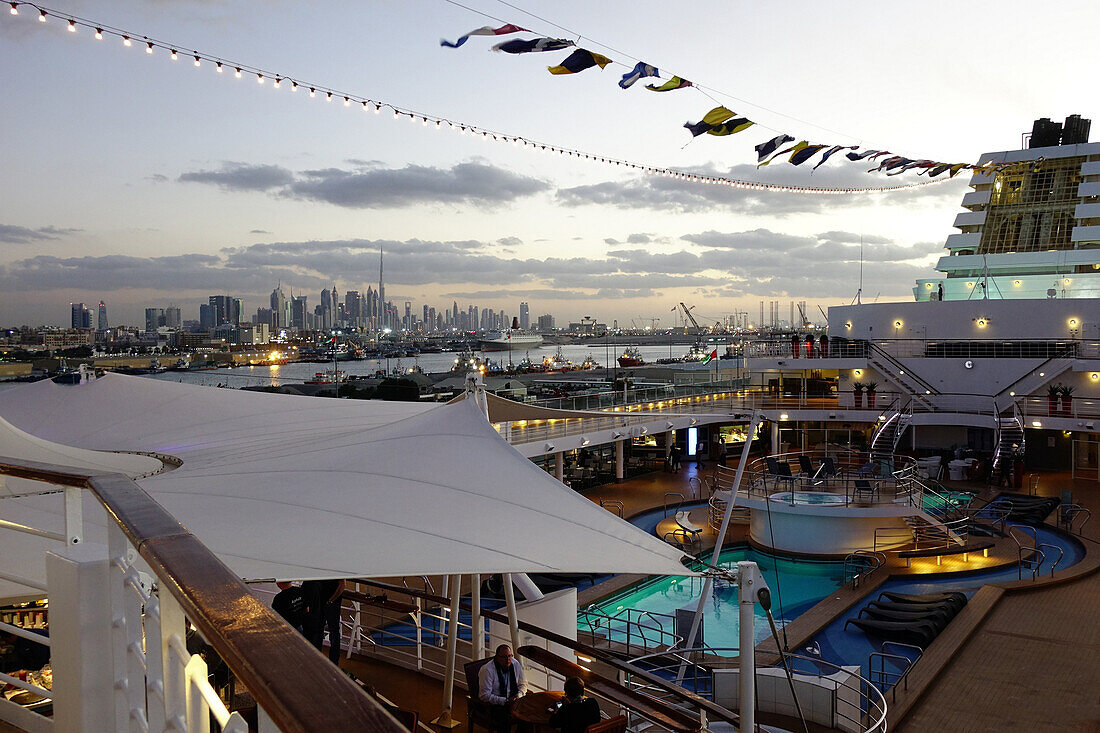 Kreuzfahrt, Mein Schiff 2, Cruise Terminal, Port Rashid, Dubai Skyline, Burj Khalifa, Dubai, United Arab Emirates, UAE