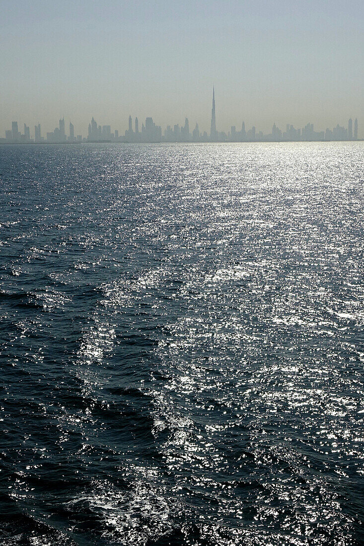 Blick vom Meer, Dubai Skyline, Burj Khalifa, Dubai, Vereinigte Arabische Emirate, VAE