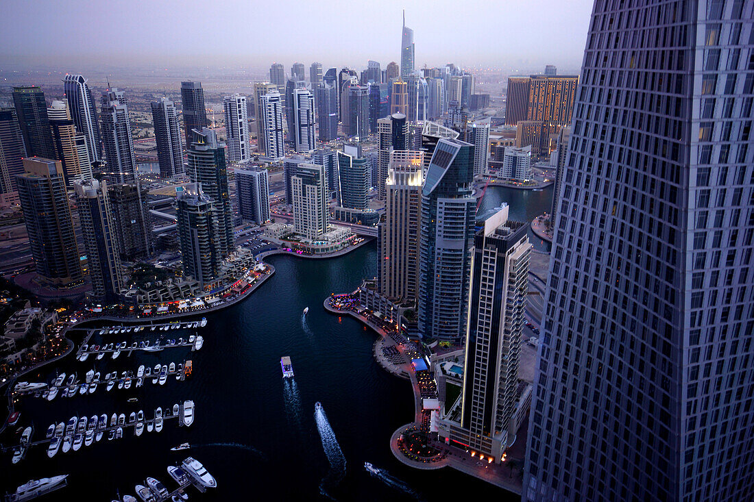 Dubai Marina, Cayan Tower, Vogelperspektive, Dämmerung, Skyline, Dubai, Vereinigte Arabische Emirate, VAE