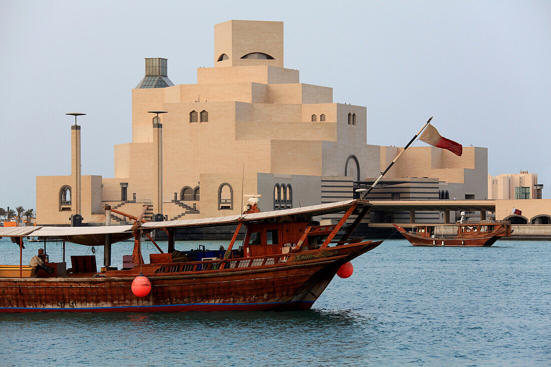 Boot vor dem Museum für islamische Kunst, Doha, Katar, Qatar