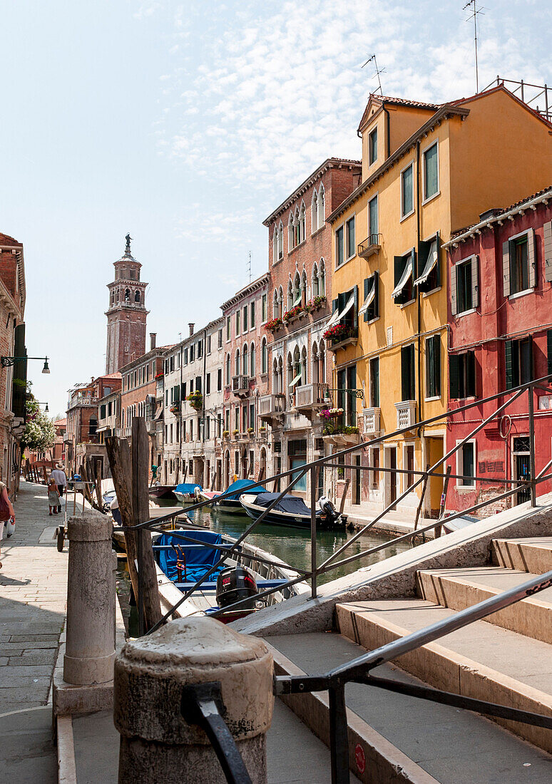 Gasse mit Kanal, bunte Häuser, Venedig, Italien, Europa, Sommer