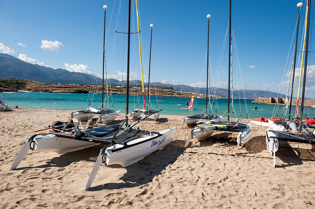 Katamaran und Segelboote am Strand, Kreta, Griechenland, Europa