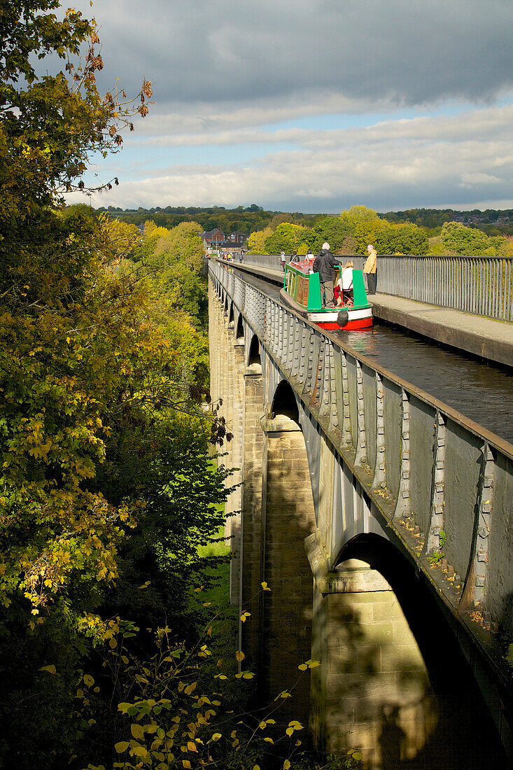Narrowboat crossing the River Dee in autumn on the Pontcysyllte Aqueduct, built by Thomas Telford and William Jessop, UNESCO World Heritage Site, Froncysyllte, near Llangollen, Denbighshire, Wales, United Kingdom, Europe