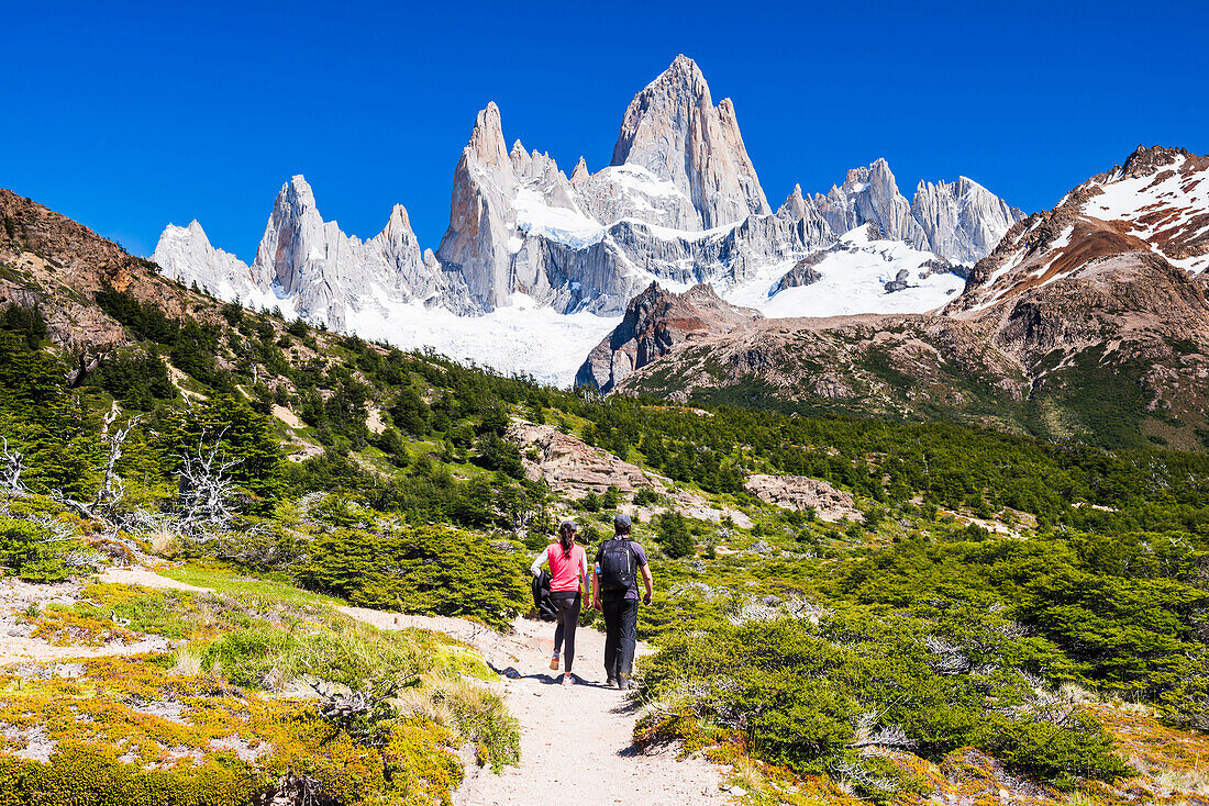 El Chalten, couple hiking to Laguna de los Tres in Los Glaciares National Park, UNESCO World Heritage Site, Patagonia, Argentina, South America