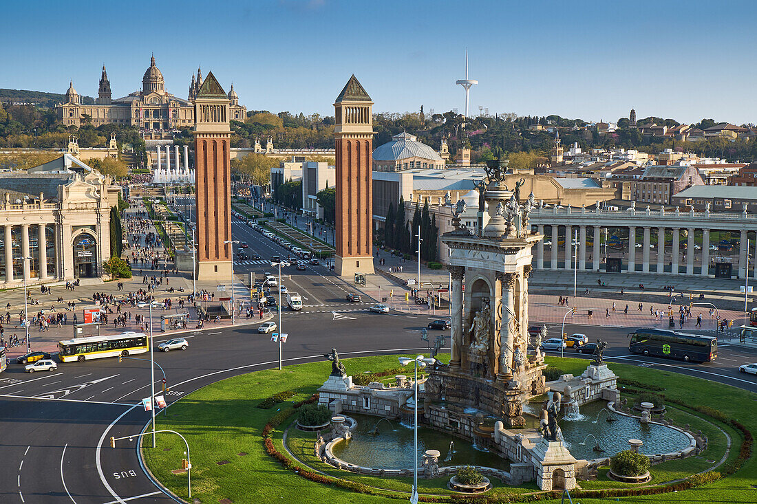 Plaça d'Espanya mit Türme, im Hintergrund das Museum der Katalanischen Kunst, Barcelona, Spanien