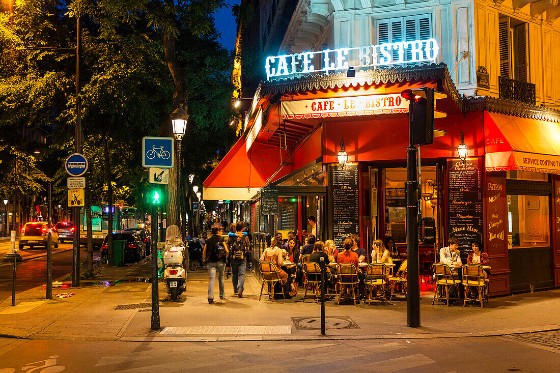 Nachtleben, Straßencafe im 10. Arrondissement, Paris, Frankreich