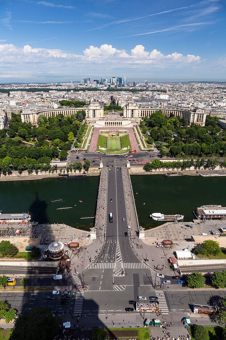 Blick vom Eiffelturm auf die Seine, die Jardins de Trocadero und das Palais de Chaillot, Paris, Frankreich