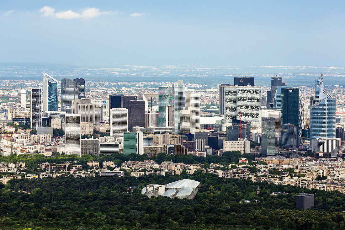 Blick vom Eiffelturm auf La Défense, Paris, Frankreich