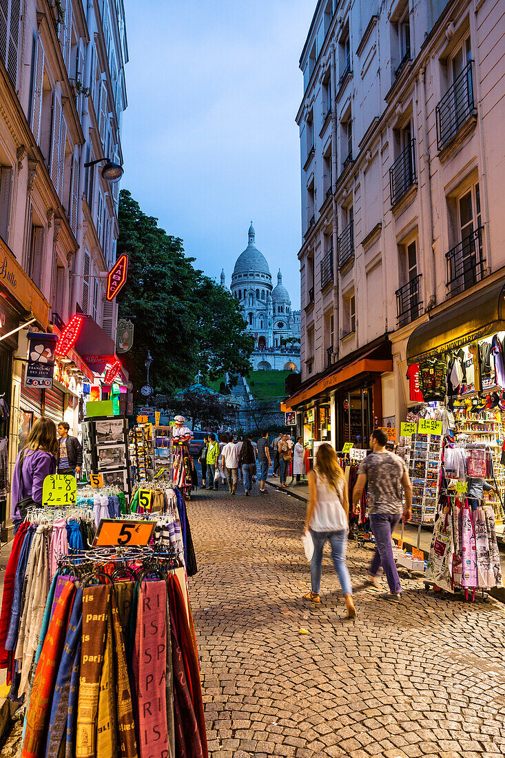 Gassen mit Andenken-Läden auf dem Montmartre mit der Basilika Sacré-Coeur, Paris, Frankreich