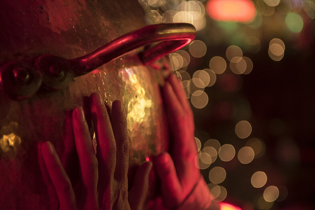 Hände wärmen sich am Kessel einer Feuerzangenbowle auf einem Weihnachtsmarkt, Berlin, Deutschland 2015
