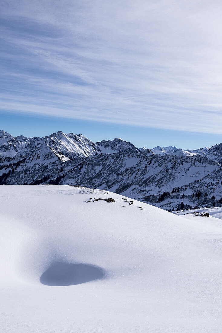 Winterlandschaft in den Bergen der Alpen bei Sonnenschein, Vorarlberg, Österreich